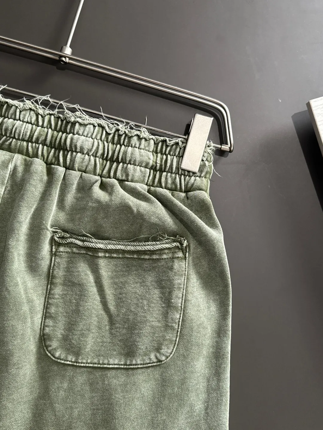🅿️330 shipped next day, high quality Stone lsland/Stone Island 2025 spring and summer new elastic band casual color-washed loose shorts, two needle stitches at the trouser hem, fine and firm stitching, counter-customized fabrics with high breathability and comfort, impeccable details, brand element design concept, reflecting high quality. It feels delicate and soft! It presents a casual cut and the upper body shape is great! Size: S-XXL